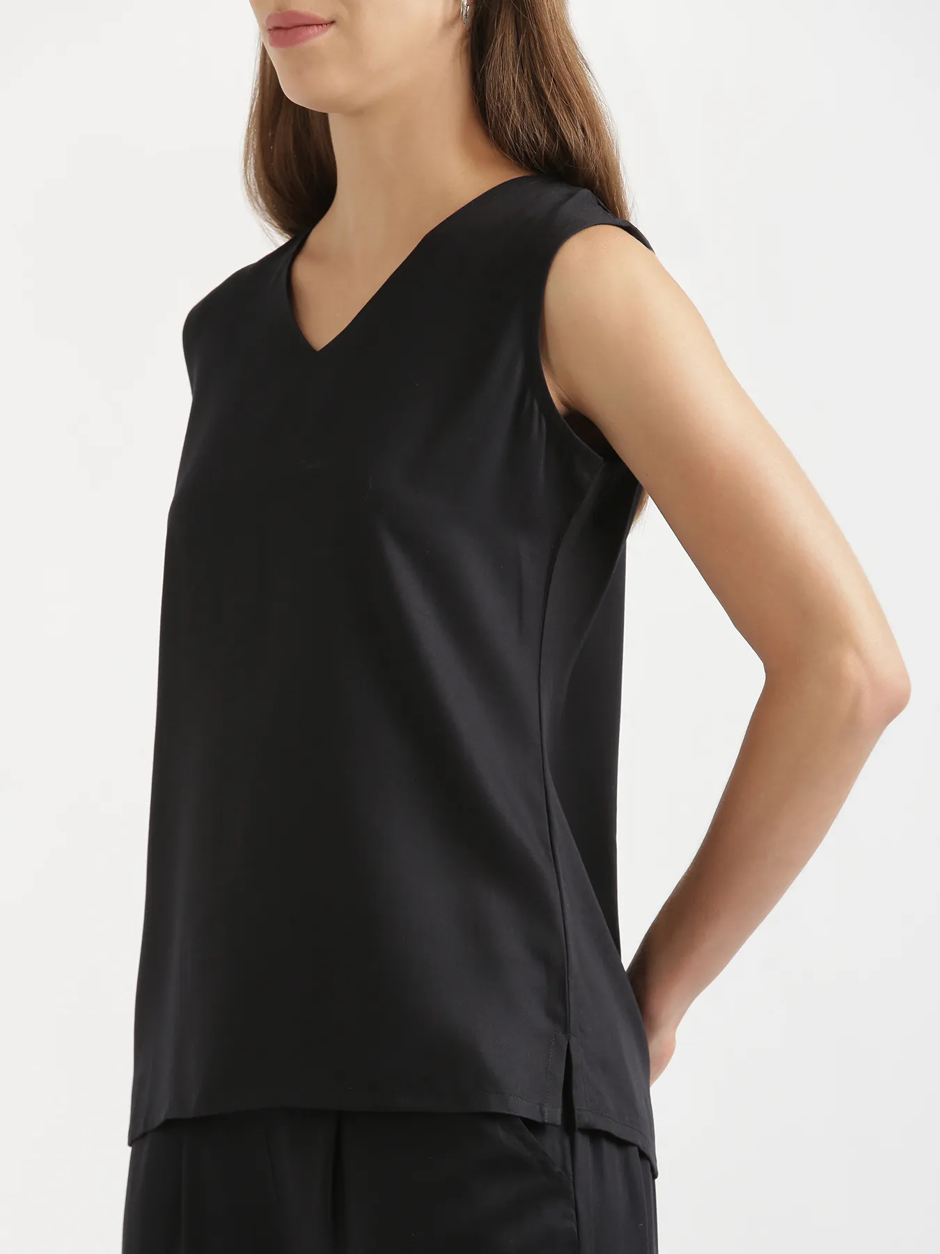 Women Black V-Neck Sleeveless Top - Image 10