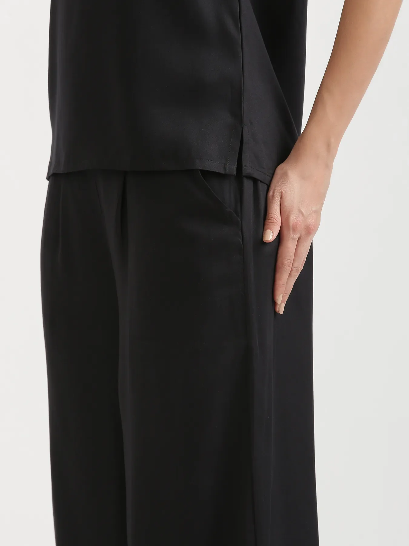Women Black V-Neck Sleeveless Top - Image 11
