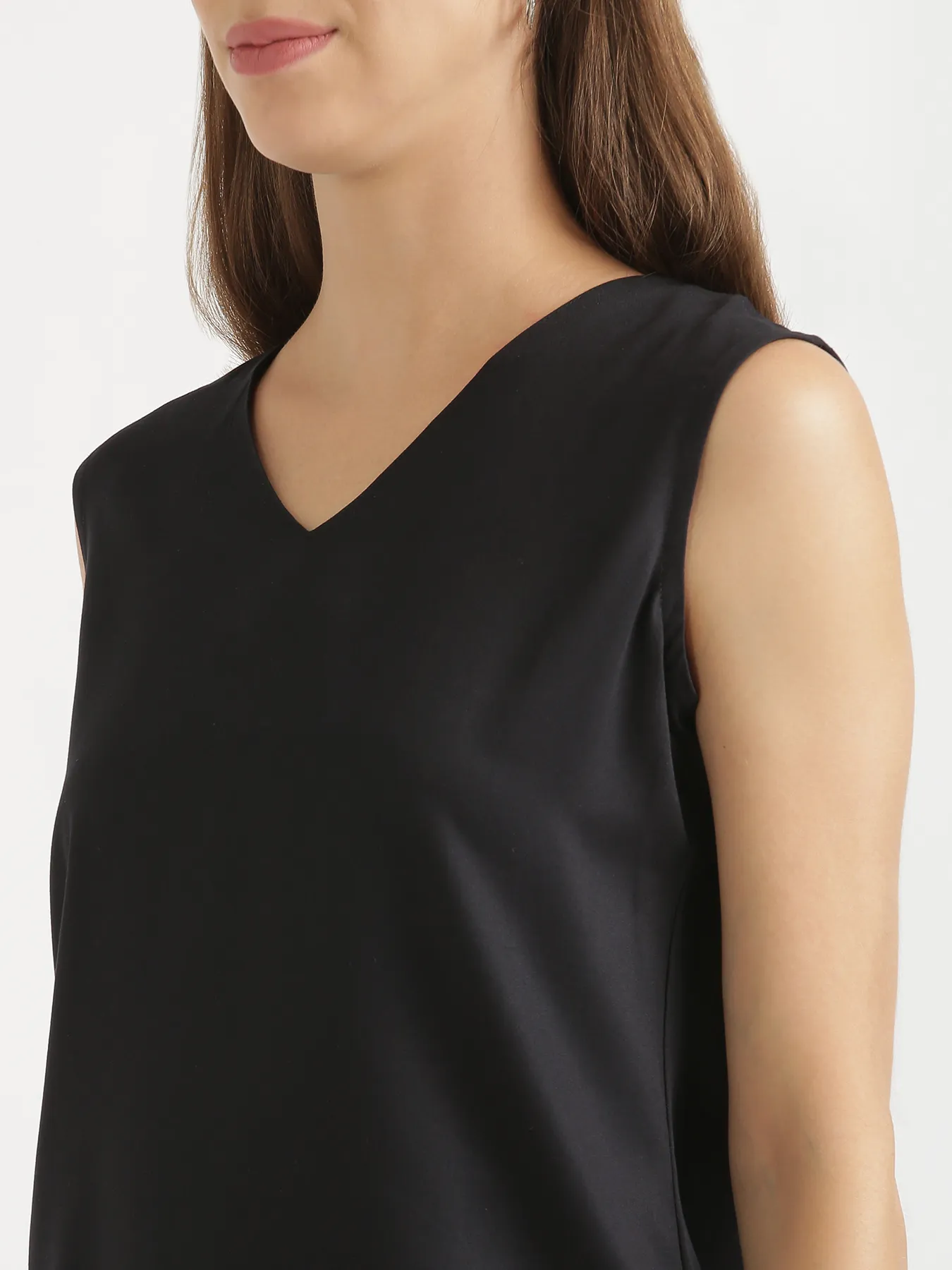 Women Black V-Neck Sleeveless Top - Image 6