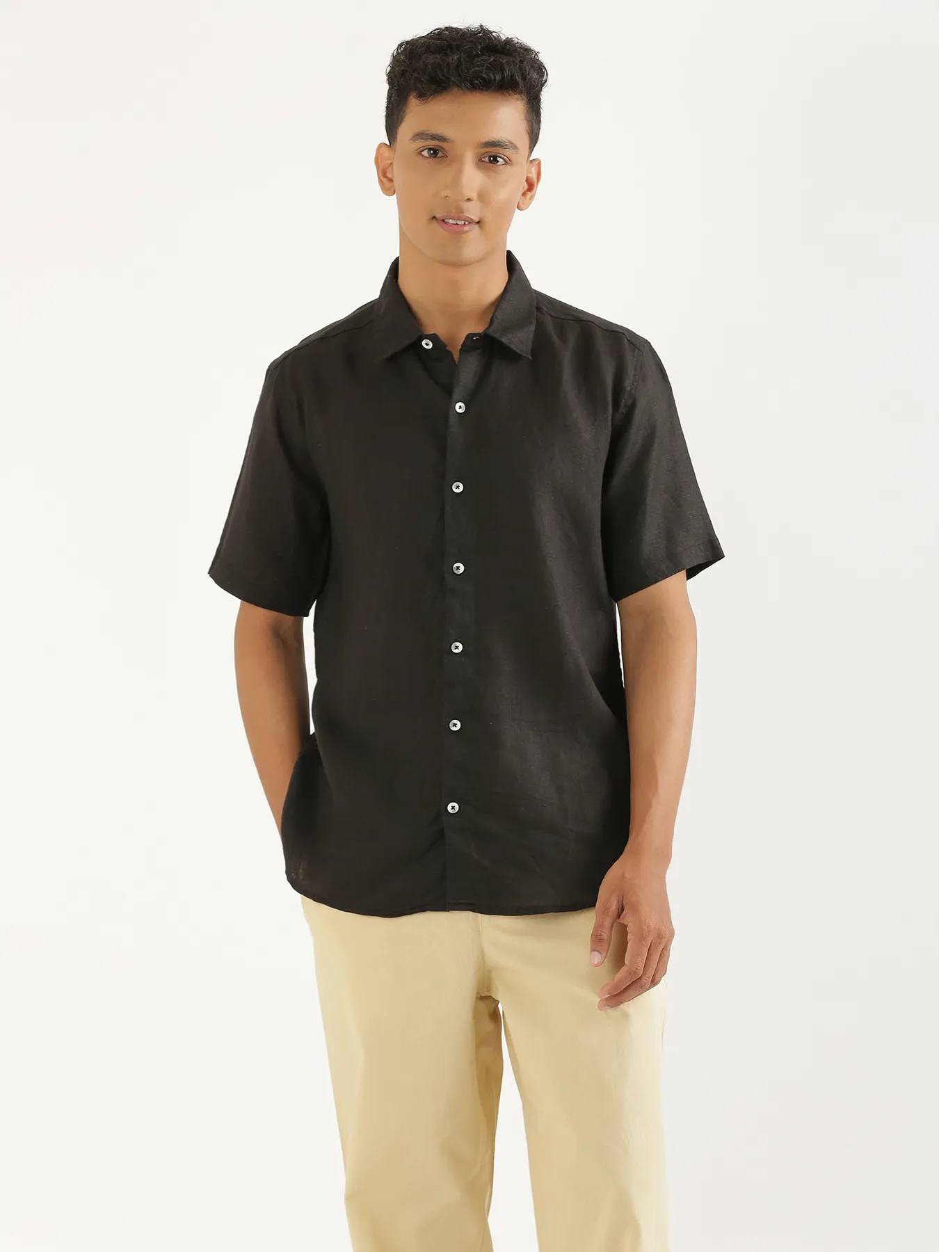 Men Black Pure Linen Short Sleeve Shirt - Image 4