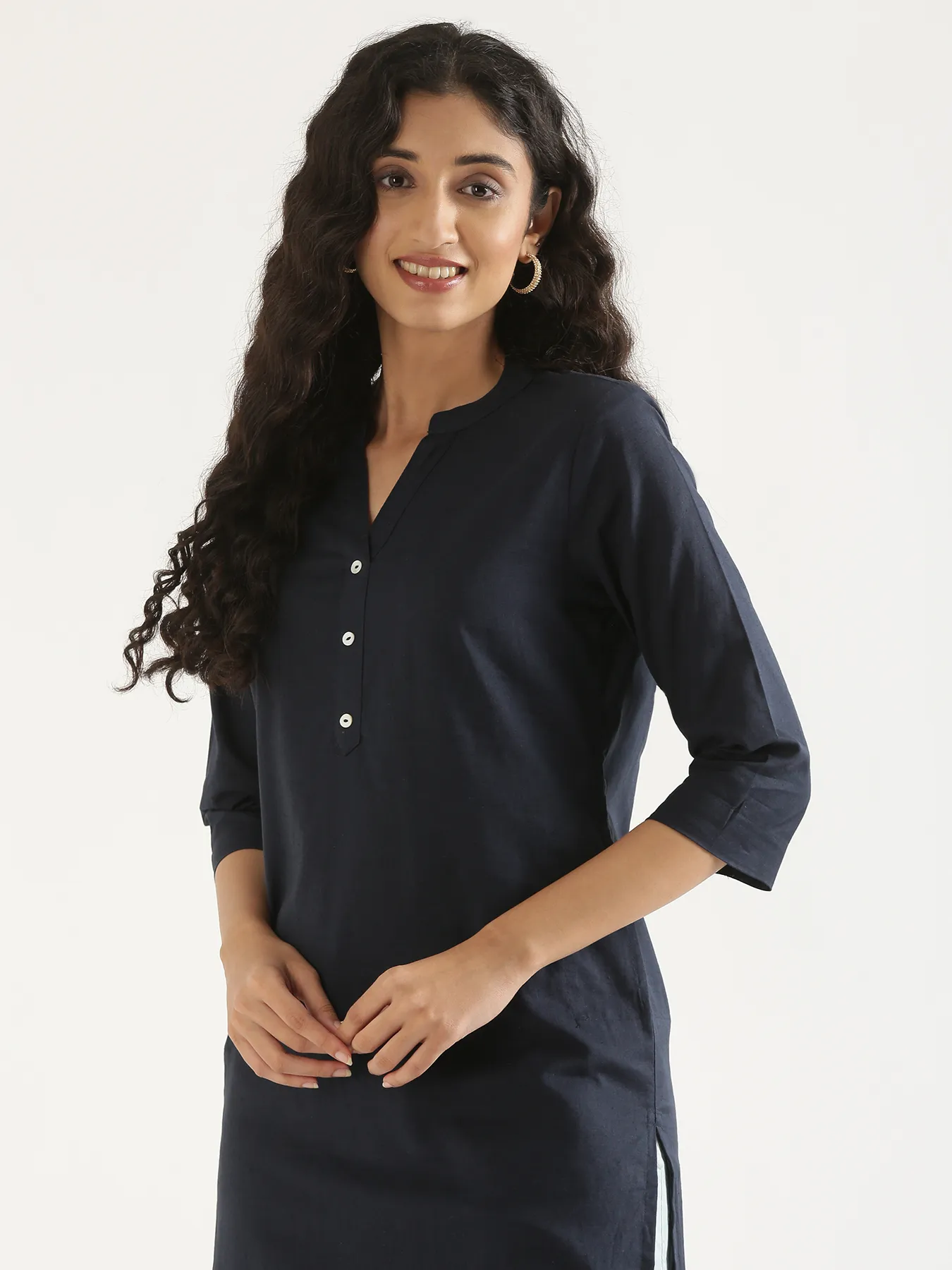 Women Navy Blue Airy Linen Long Kurta - Image 4
