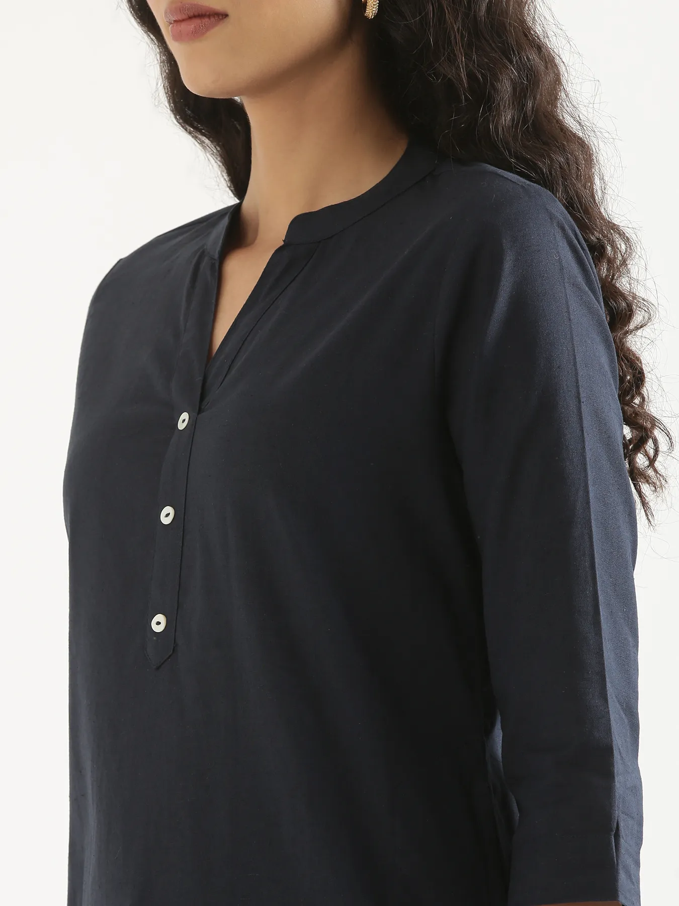 Women Navy Blue Airy Linen Long Kurta - Image 6