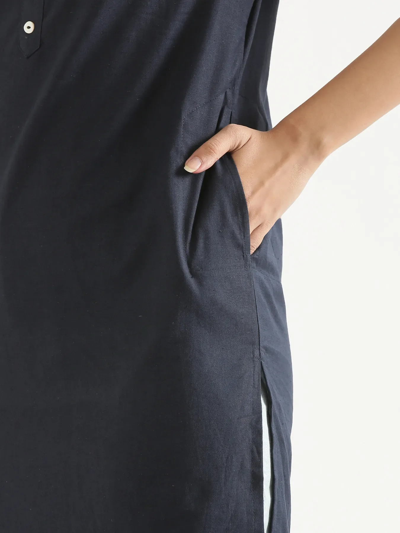 Women Navy Blue Airy Linen Long Kurta - Image 8