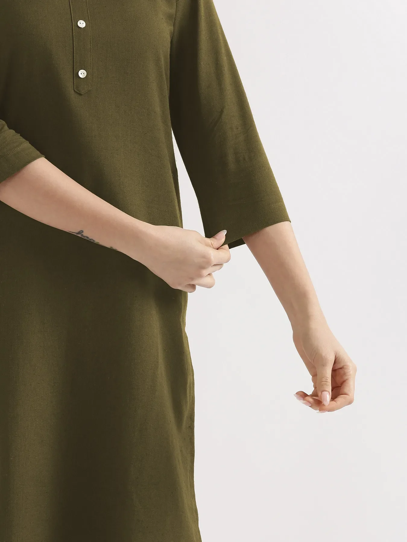 Women Olive Green Airy Linen Long Kurta - Image 7